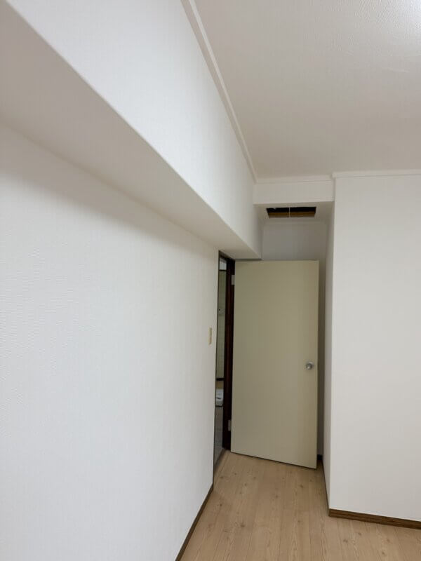 洋室入口と間仕切壁